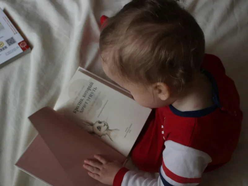 Un infant petit mirant un llibre il·lustrat